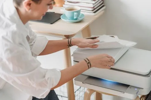Korean user checking Windows 11 printer queue on laptop beside a real printer and printed documents | 윈도우 11 프린터 대기열 확인 | 오프라인 옵션과 멈춘 문서를 먼저 확인하는 장면