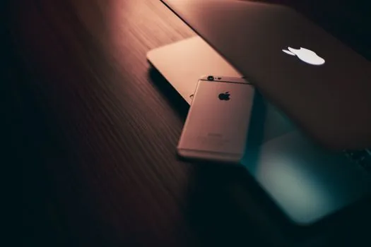 MacBook Finder AirDrop window open next to iPhone share sheet, realistic home desk photo, Korean tech help style | Mac에서 Finder AirDrop 화면을 열어 확인하는 장면