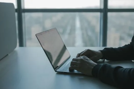 Microsoft Store PowerToys install page on Windows 11 laptop, realistic bright desk photo, no logo close-up | Microsoft Store에서 PowerToys 설치 경로를 확인하는 장면