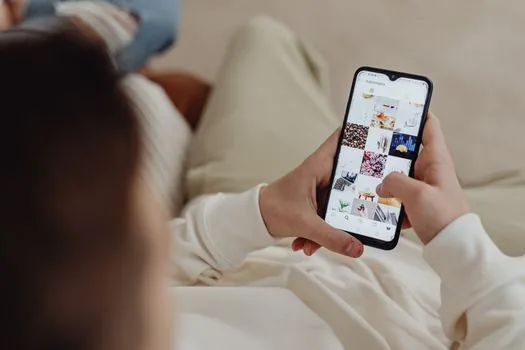 mobile user pausing before sharing a blurred celebrity social post with privacy checklist cards