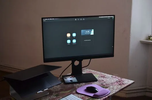Naver Whale settings downloads and capture page showing save location confirmation toggle, laptop screen, realistic desk | 웨일 다운로드와 캡처 설정에서 저장 위치 확인 옵션을 보는 장면