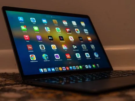 person sorting large installed apps and temporary files on Windows laptop, no brand logos, bright realistic workspace
