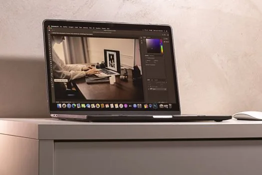 PowerToys dashboard with FancyZones toggle enabled on Windows 11 laptop, realistic workspace photo | PowerToys 대시보드에서 FancyZones 토글을 확인하는 장면