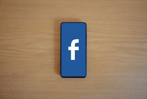 premium foldable smartphone opened on desk showing two app panes side by side, Korean tech review workspace, no brand logo, realistic photo