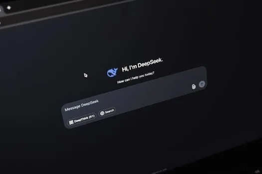 realistic laptop screen with AI assistant subscription comparison, privacy policy tabs, and notebook checklist on Korean editor desk, no brand logos, clear tech review workspace | AI 서비스 약관과 요금제를 비교하는 장면