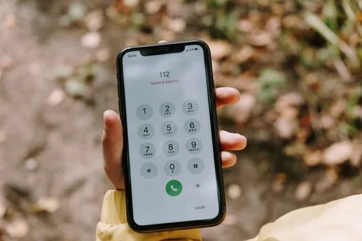 Samsung Galaxy phone on desk with Emergency SOS settings and emergency contacts checklist, realistic Korean home setup | 갤럭시 긴급 SOS 설정과 긴급 연락처를 확인하는 장면