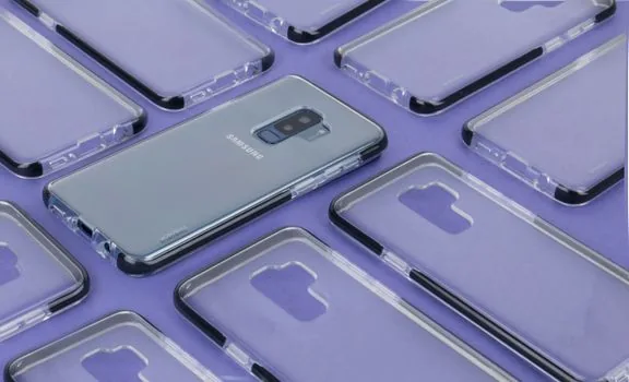 Samsung Galaxy phone with protective case beside checklist for SOS power button and emergency contacts, realistic mobile safety setup | 갤럭시 SOS 설정 후 전원 버튼과 연락처 체크리스트를 보는 장면