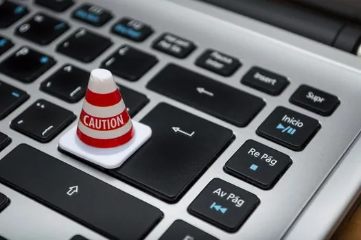 small USB security key beside Windows laptop and handwritten account checklist, realistic desk photo, no brand logo closeup | 물리 보안 키와 계정 체크리스트를 확인하는 장면