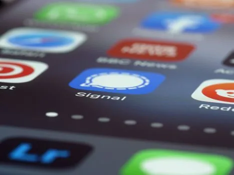 smartphone screen showing blurred social media post with source verification checklist, realistic Korean mobile news reader