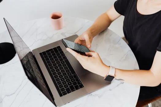 smartphone showing expired large attachment download notice beside laptop email inbox, realistic Korean workspace | 대용량 첨부파일 다운로드 기간과 횟수 초과 여부를 확인하는 장면