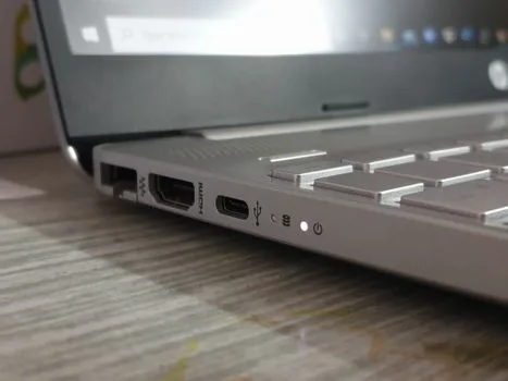 USB-C cable connecting Magic Keyboard style keyboard directly to MacBook port, no hub, bright practical troubleshooting photo | USB-C 케이블로 키보드를 맥북 본체 포트에 직접 연결해 확인하는 장면