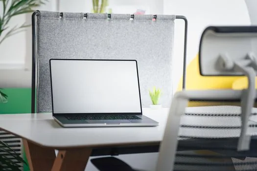 WhaleBook file app Downloads folder with screenshot thumbnails, classroom laptop desk, realistic clean scene | 웨일북 내 파일 다운로드 폴더에서 스크린샷을 찾는 장면