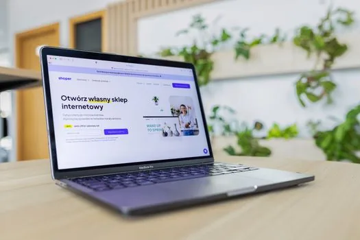 Windows 11 Date and time settings screen on laptop with Korean calendar notebook, user checking Sync now, realistic bright desk photo | 윈도우 11 날짜 및 시간 설정에서 Sync now를 확인하는 장면