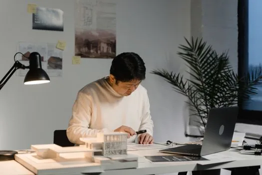 Windows 11 laptop user zooming a small settings dialog with Magnifier shortcut on bright home desk | 작은 설정창을 돋보기로 확대해 확인하는 장면