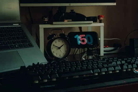 Windows 11 laptop with BIOS clock note, Date and time settings, small checklist for Sync now and time zone, realistic repair desk photo | 시간이 계속 틀어지는 PC에서 하드웨어와 설정을 함께 확인하는 장면