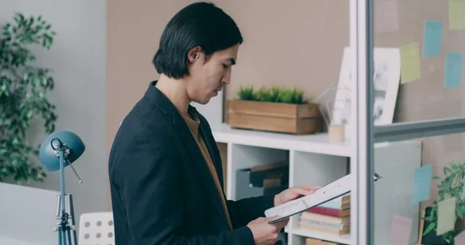 Windows 11 Magnifier color inversion shortcut being checked on laptop with document and photo side by side, realistic desk scene | 돋보기 색 반전과 전체 위치 확인을 비교하는 장면