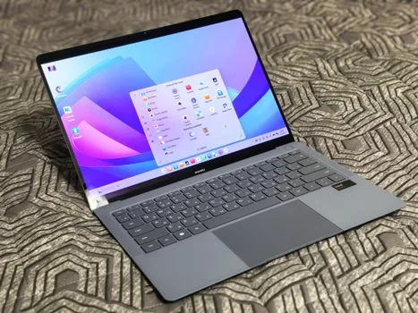 Windows 11 Magnifier lens mode following mouse cursor over small menu text, laptop screen close-up realistic photo | 돋보기 렌즈 모드로 작은 메뉴를 확대하는 장면