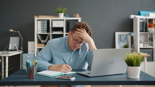 Windows 11 user removing and re-adding a printer in settings with actual printer on desk | 프린터 제거 후 다시 추가 | 재설치 전 네트워크 연결을 먼저 맞추는 장면