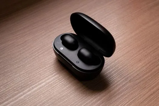 Wireless earbuds case open beside smartphone Bluetooth screen in a subway station bench, realistic Korean commuter scene | 지하철 벤치에서 스마트폰 Bluetooth 연결과 무선이어폰 케이스를 확인하는 장면