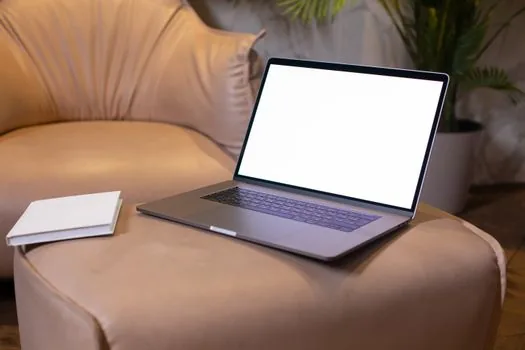 wireless printer, Wi-Fi router, laptop settings screen and paper tray in a Korean home office | 프린터 무선 연결 점검 | 같은 Wi-Fi와 프린터 전원 상태를 확인하는 장면