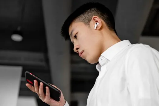 Korean user checking iPhone and Android notification privacy settings side by side